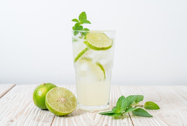 refrigerante de lima gelado com menta - bebida refrescante