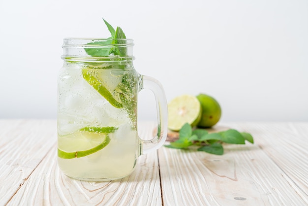 refrigerante de lima gelado com menta - bebida refrescante