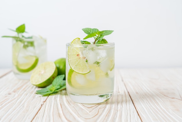 refrigerante de lima gelado com menta - bebida refrescante