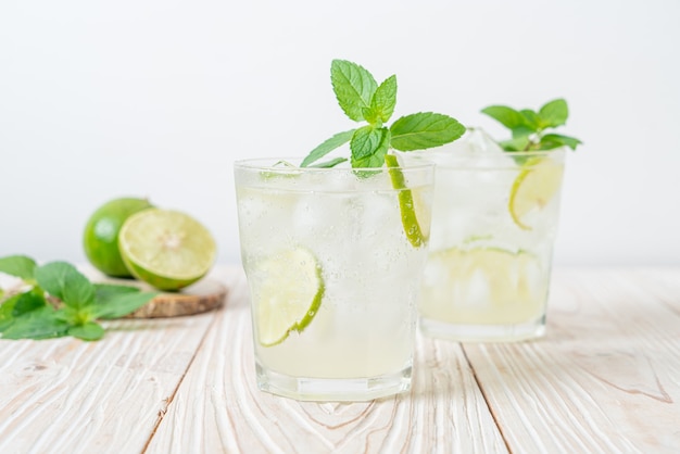 refrigerante de lima gelado com menta - bebida refrescante