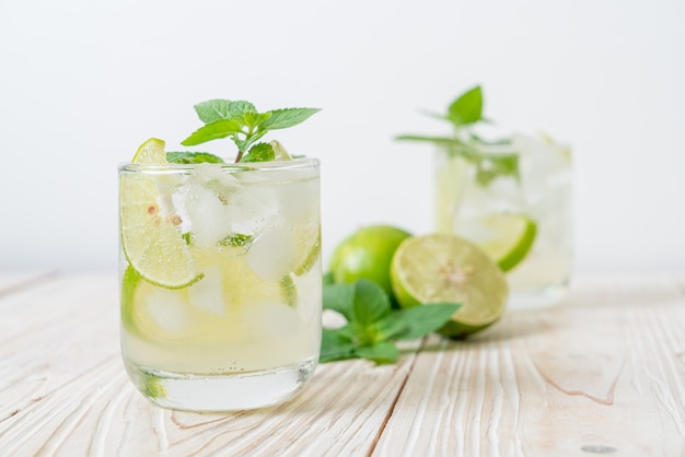 refrigerante de lima gelado com menta - bebida refrescante