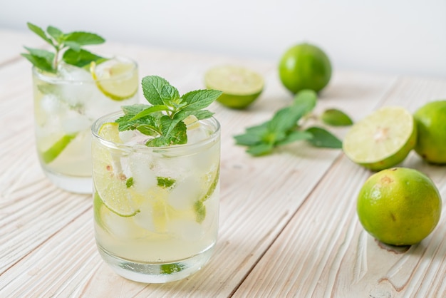 refrigerante de lima gelado com menta - bebida refrescante