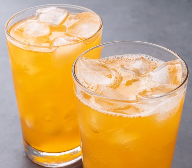 Refrigerante de refrigerante de laranja em copos com gelo