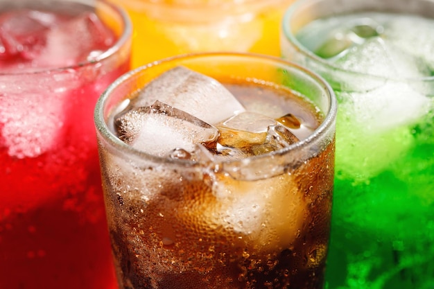 Foto refrigerantes e sucos de frutas misturados com refrigerantes ricos em açúcar têm efeito negativo na saúde física
