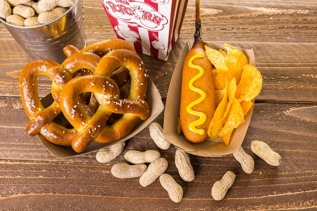 Los refrigerios tradicionales del día del juego incluían corndogs y cacahuetes salados en una tabla de madera.