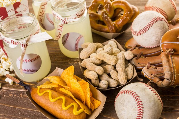 Los refrigerios tradicionales del día del juego incluían corndogs y cacahuetes salados en una tabla de madera.