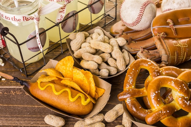 Los refrigerios tradicionales del día del juego incluían corndogs y cacahuetes salados en una tabla de madera.