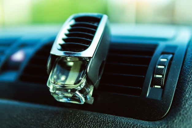 Refrogerador de ar na abertura do carro, interior preto, defletores do carro, ar fresco.
