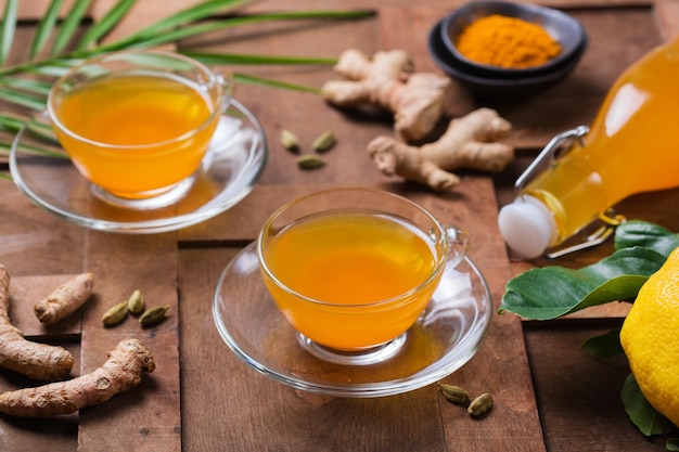 Refuerzo del sistema inmunitario saludable remedio para el resfriado y la gripe Cúrcuma jengibre bebida de limón batido antiinflamatorio bebida de otoño e invierno Desintoxicación concepto de dieta de alimentación limpia
