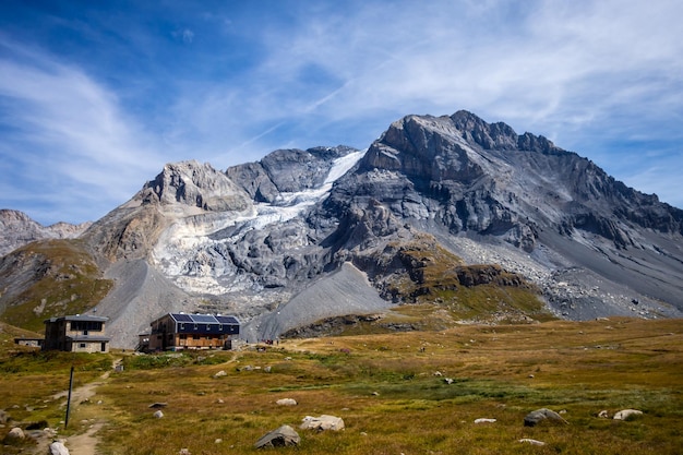 Refúgio de Col de la Vanoise e Grande Casse Alpine glaciar nos Alpes franceses