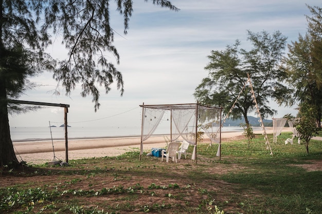 Refugio de madera y tumbonas en la playa.