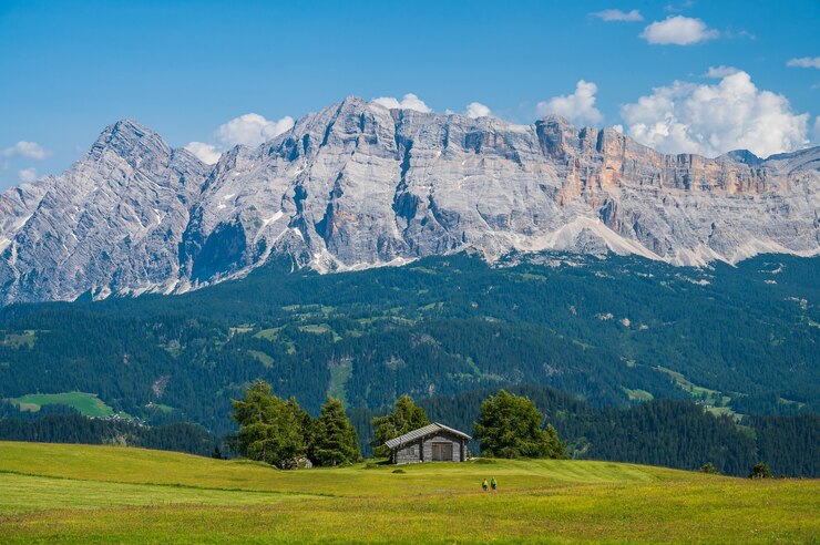 Foto refugio de montaña cerca de peitlerkofel en antermoia, val badia en los dolomitas, un sitio del patrimonio mundial de la unesco