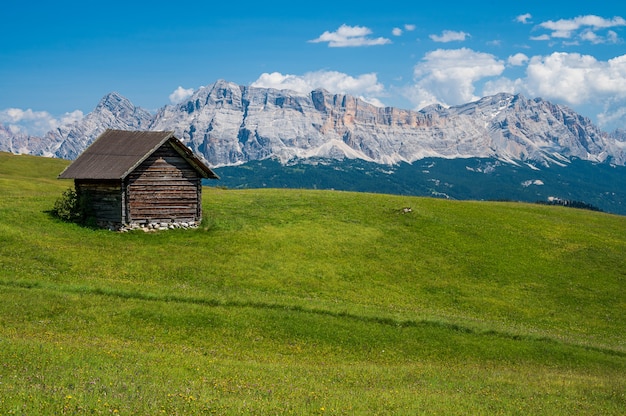 Refugio de montaña cerca de Peitlerkofel en Antermoia, Val Badia en los Dolomitas, un sitio del Patrimonio Mundial de la Unesco