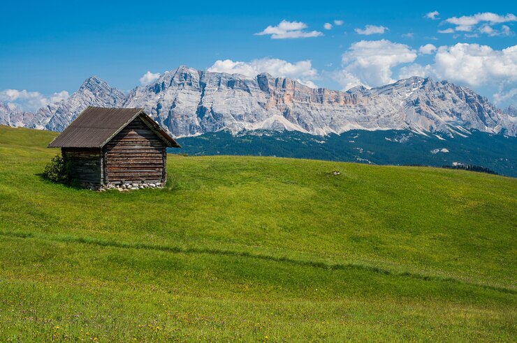 Foto refugio de montaña cerca de peitlerkofel en antermoia, val badia en los dolomitas, un sitio del patrimonio mundial de la unesco