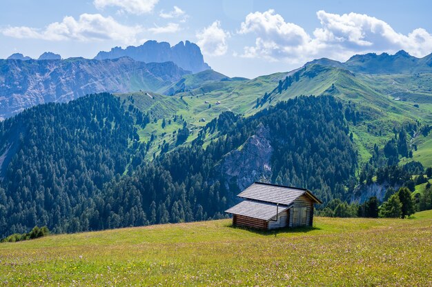 Refugio de montaña cerca de Peitlerkofel en Antermoia, Val Badia en los Dolomitas, un sitio del Patrimonio Mundial de la Unesco