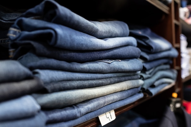 Regale mit Blue Jeans gefaltet und gut präsentiert