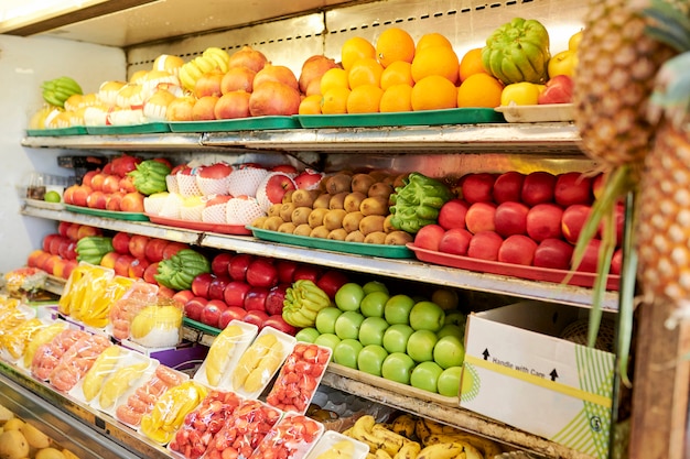 Regale mit früchten im supermarkt