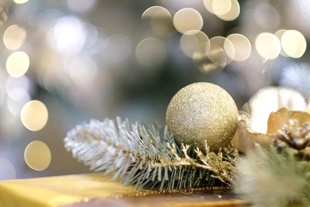 Regalo de año nuevo en una caja. Colores tranquilos, bokeh borroso