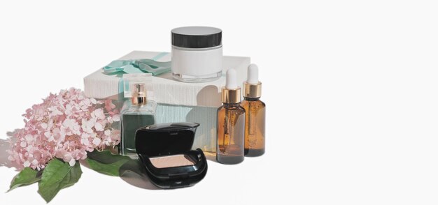 regalo de belleza para productos cosméticos de mujer en fondo blanco aislado decorativo y tratamiento cosmético con caja de regalo y espacio de copia de flores