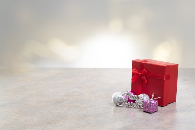 Regalo caja actual con cinta de color sobre fondo blanco para ocasión especial de cumpleaños de Navidad
