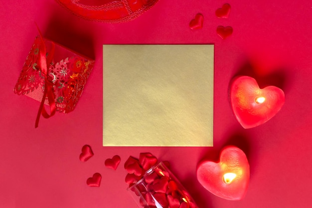 Regalo de carta de velas de ambiente romántico sobre fondo rojo.