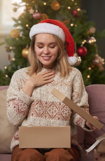 Regalo de desboxeo de mujer joven