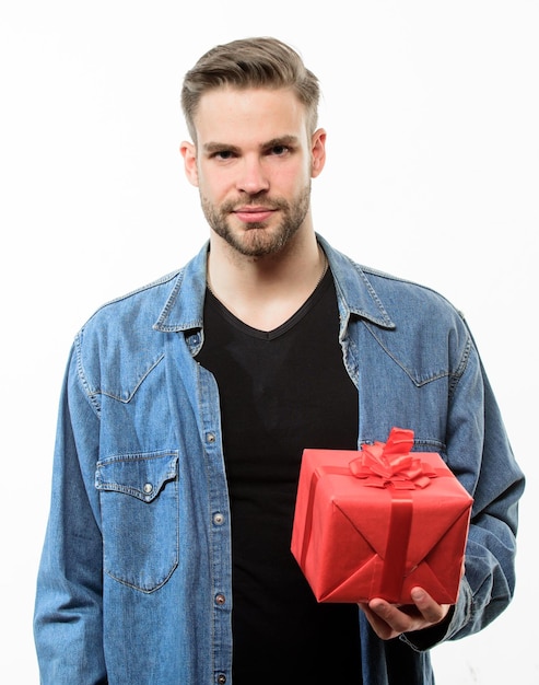 Foto regalo del día de san valentín moda masculina hombre macho guapo fecha de amor feliz cumpleaños hombre compartir presente saludo romántico día de boxeo hombre sin afeitar con caja de regalo gracias por su compra