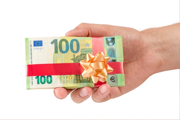 Regalo de dinero un paquete de billetes de euro en una mano masculina está aislado en un concepto de regalo de dinero de fondo blanco