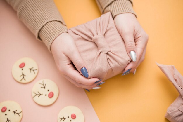 Regalo en manos femeninas con una hermosa manicura.