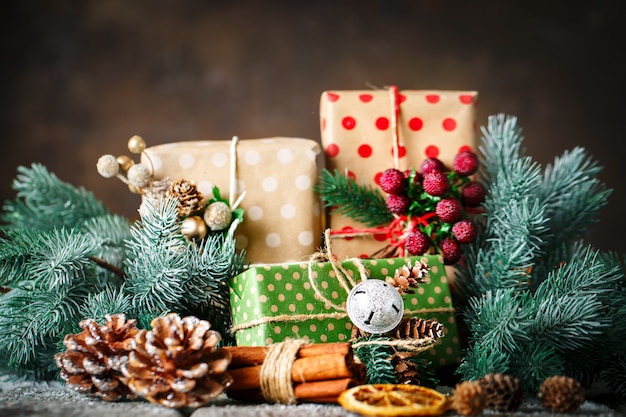 Regalo de Navidad y árbol de Navidad sobre fondo de madera oscura.