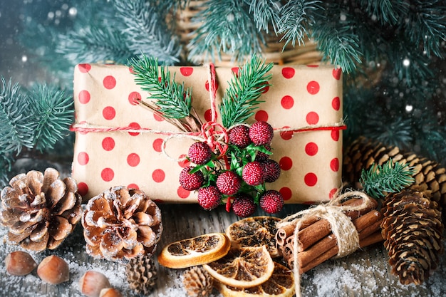 Regalo de Navidad y árbol de Navidad.