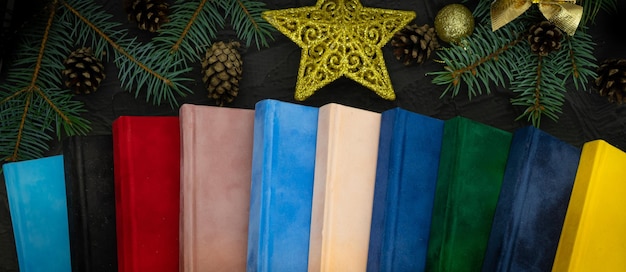 Regalo de Navidad Cuaderno como regalo de Navidad Primer plano de un cuaderno esponjoso de terciopelo en blanco sobre fondo negro con trazado de recorte