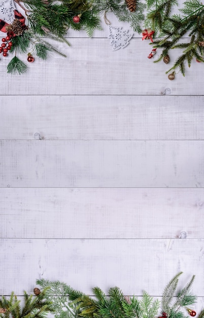 Regalo de Navidad y decoración sobre fondo blanco. Celebración de Navidad y año nuevo para fiesta de vacaciones.