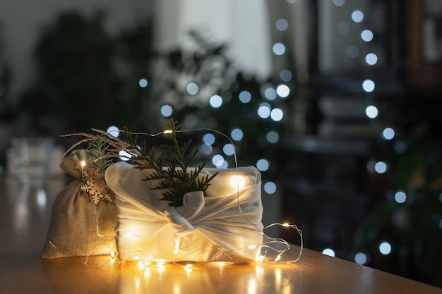 Regalo de Navidad. Embalaje en materiales ecológicos con luces