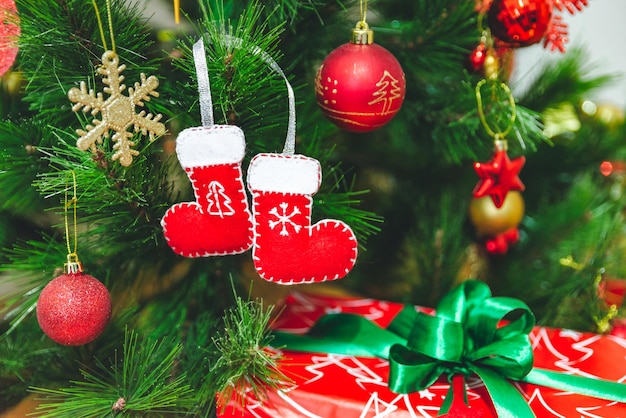 Regalo de Navidad en envoltura roja bajo concepto de árbol