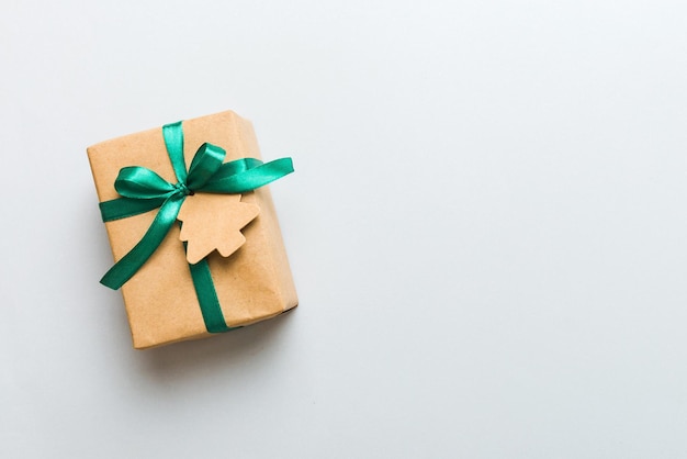 Regalo de navidad envuelto u otro regalo hecho a mano en papel con cinta de color Decoración de caja de regalo en vista de mesa colorida con espacio de copia