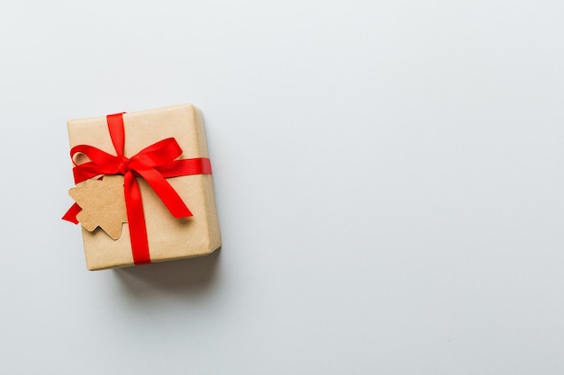 Regalo de navidad envuelto u otro regalo hecho a mano en papel con cinta de color Decoración de caja de regalo en vista de mesa colorida con espacio de copia