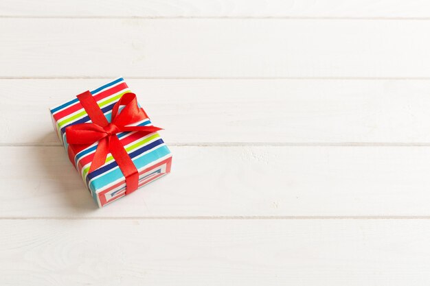 Regalo de navidad envuelto u otro regalo hecho a mano en papel con cinta de color Decoración de caja de regalo en la vista superior de la mesa con espacio de copia