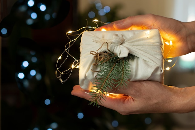 Regalo de Navidad en las manos. Embalaje en materiales ecológicos