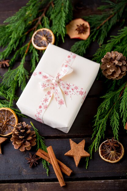 Regalo de Navidad en la mesa de madera antigua.