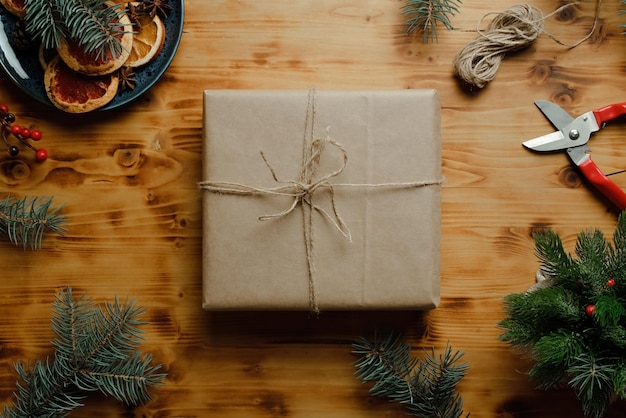 Regalo de Navidad en mesa de madera