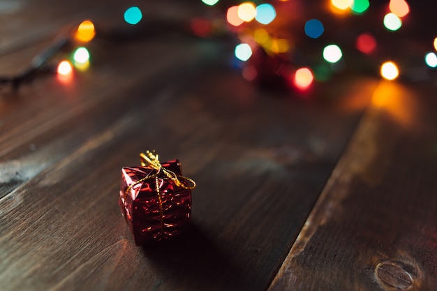 Regalo de navidad en la mesa de madera