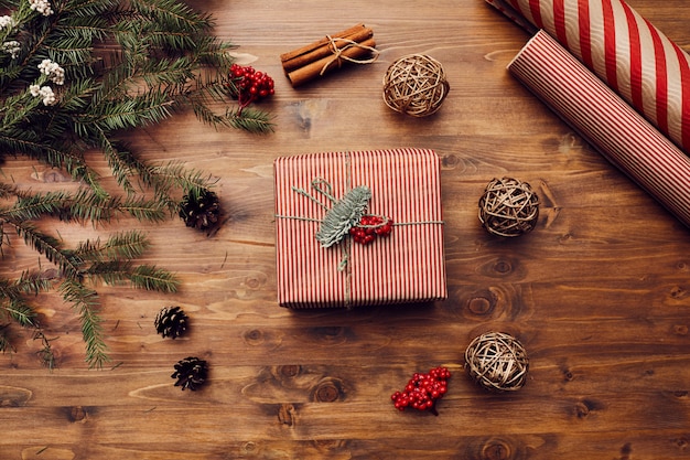 Regalo de navidad en la mesa