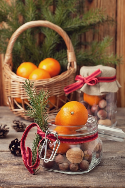 Regalo de navidad con nueces y mandarinas