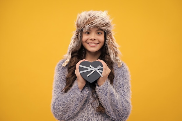 Regalo de Navidad o Año Nuevo Cara de niña feliz emociones positivas y sonrientes Niño con caja de regalos en fondo de estudio aislado Regalo para niños de cumpleaños