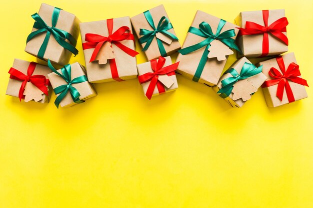 Foto regalo de navidad o otro regalo de vacaciones hecho a mano en papel con cinta de colores decoración de la caja de regalo en colorful vista superior de la mesa con espacio de copia