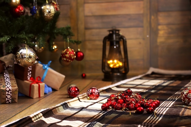 Regalo de Navidad y objetos debajo de la casa interior de abeto