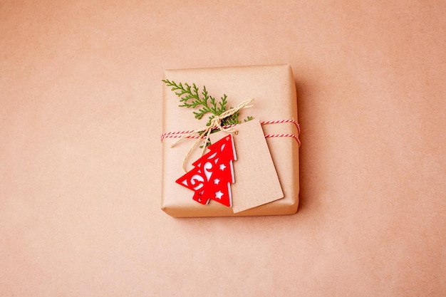 Foto regalo de navidad de papel artesanal y árbol decorativo. vista desde arriba. preparándose para el año nuevo