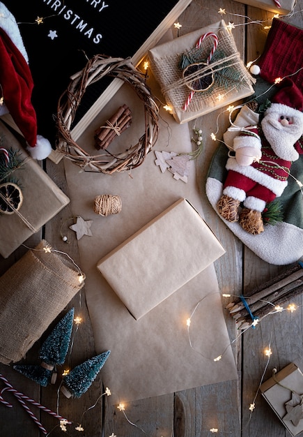 Regalo navideño envuelto en papel artesanal sobre madera