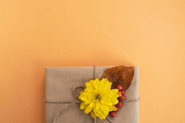 regalo de otoño flor decorada con hojas secas y bayas de serbal